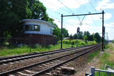 904783 Gezicht op het voormalige seinhuis Blauwkapel aan de Eykmanlaan te Utrecht, met op de voorgrond de lage sporen ...